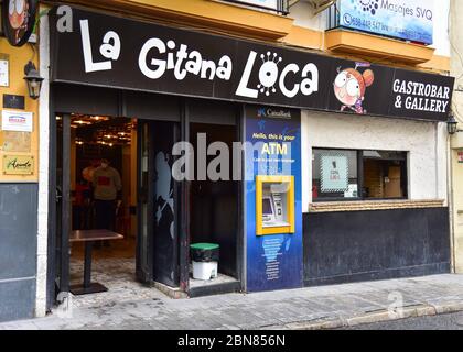 Bar 'La Gitana Loca' EIN Phänomen, das Sevilla in dieser Phase 1 der Deeskalation erreicht hat. Das kann man in einer Bar im Stadtzentrum an der Cuesta del Rosario sehen, wo ein Roboter bis zu 600 Biere pro Stunde werfen kann. Der Besitzer erklärte, dass die Technologie 100% Sevillian ist, von der Firma Macco, die arbeitet, um diese Geräte zur Restaurierung zu bringen. Mit der Absicht, es vor der Pandemie zu beginnen, "weil wir viele Biere servieren", war der Plan, dass Kunden über eine Anwendung eine bestimmte Anzahl von Bieren bestellen würden, und nach dem Vorzeigen der ID, sie könnten die Getränke machen und für sie online bezahlen C Stockfoto