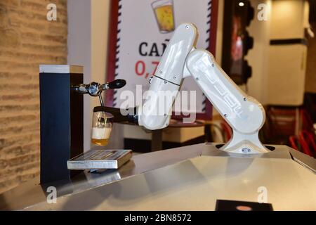 Bar 'La Gitana Loca' EIN Phänomen, das Sevilla in dieser Phase 1 der Deeskalation erreicht hat. Das kann man in einer Bar im Stadtzentrum an der Cuesta del Rosario sehen, wo ein Roboter bis zu 600 Biere pro Stunde werfen kann. Der Besitzer erklärte, dass die Technologie 100% Sevillian ist, von der Firma Macco, die arbeitet, um diese Geräte zur Restaurierung zu bringen. Mit der Absicht, es vor der Pandemie zu beginnen, "weil wir viele Biere servieren", war der Plan, dass Kunden über eine Anwendung eine bestimmte Anzahl von Bieren bestellen würden, und nach dem Vorzeigen der ID, sie könnten die Getränke machen und für sie online bezahlen C Stockfoto