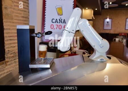 Bar 'La Gitana Loca' EIN Phänomen, das Sevilla in dieser Phase 1 der Deeskalation erreicht hat. Das kann man in einer Bar im Stadtzentrum an der Cuesta del Rosario sehen, wo ein Roboter bis zu 600 Biere pro Stunde werfen kann. Der Besitzer erklärte, dass die Technologie 100% Sevillian ist, von der Firma Macco, die arbeitet, um diese Geräte zur Restaurierung zu bringen. Mit der Absicht, es vor der Pandemie zu beginnen, "weil wir viele Biere servieren", war der Plan, dass Kunden über eine Anwendung eine bestimmte Anzahl von Bieren bestellen würden, und nach dem Vorzeigen der ID, sie könnten die Getränke machen und für sie online bezahlen C Stockfoto