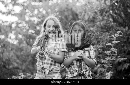 Es geht um die rechten Winkel. Fliegenfischen. Kleine Kinder verbringen Sie die Zeit im Camp. Spaß. Fische Angler. Mädchen angeln. Grosses Spiel. Sommer Hobby. glückliche Kinder mit Net und Rod. Sommerferien Wochenende. Stockfoto