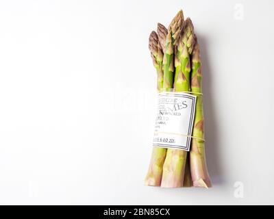 Ein Bund frischer Yorkshire Spargel aus einem Farmladen auf einem weißen Hintergrund mit Kopierraum isoliert Stockfoto