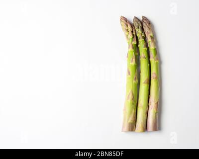 Drei Spargelspieße auf weißem Hintergrund mit Kopierraum isoliert Stockfoto