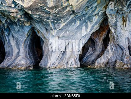 PUERTO RIO TRANQUILO, CHILE - CA. FEBRUAR 2019: Innenraum der Marmorhöhlen über dem Lago General Carrera in der Nähe von Puerto Rio Tranquilo in Chile. Stockfoto