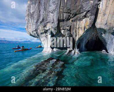 PUERTO RIO TRANQUILO, CHILE - CA. FEBRUAR 2019: Touristen fahren um die Marmorkapelle (Capilla de Marmol) über den General Carrera See in der Nähe Stockfoto