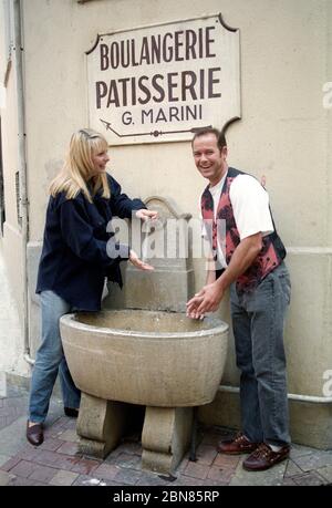 Gary Sweet, australischer Film- und Fernsehschauspieler und Verlobte Johanna Griggs, australischer Fernsehmoderator und ehemaliger Schwimmer, genießen eine Romanze im Stockfoto