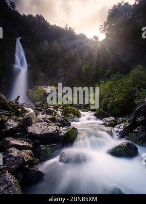 PUERTO RIO TRANQUILO, CHILE - CA. FEBRUAR 2019: Wasserfall La Nutria, nahe Puerto Rio Tranquilo in Chile. Stockfoto