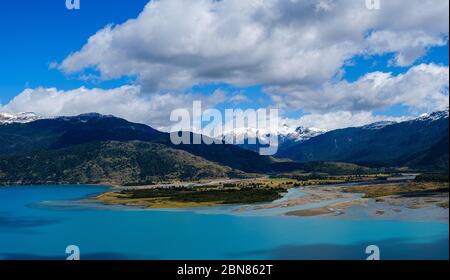 PUERTO RIO TRANQUILO, CHILE - CA. FEBRUAR 2019: Panoramablick auf den General Carrera See in der Nähe von Puerto Rio Tranquilo in Chile. Stockfoto