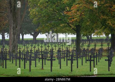 Neuville-St Vaast deutscher Kriegsfriedhof in der Nähe des Dorfes Neuville-Saint-Vaast in Nordfrankreich. Es gibt 44,833 Gräber des Ersten Weltkriegs deutschen Soldi Stockfoto