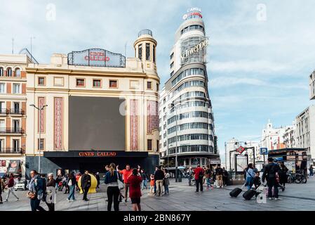 Madrid, Spanien - 1. November 2019: Menschen am Callao Platz oder Plaza de Callao, einem berühmten Platz im Zentrum von Madrid mit Kinos und Geschäften Stockfoto