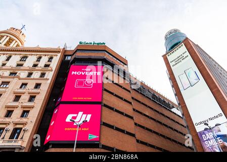 Madrid, Spanien - 1. November 2019: Niedrige Winkelansicht von großen Geschäften mit Werbetafeln auf dem Callao Platz oder Plaza de Callao. El Corte Inglés an Stockfoto