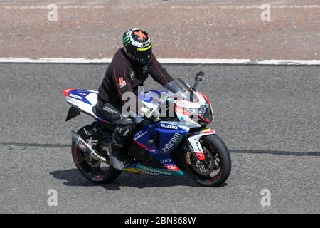 Suzuki Motorrad Fahrer; zwei Radtransport, Motorräder, Fahrzeug, Straßen, Motorräder, Motorradfahrer fahren auf der Autobahn M6 Chorley, Großbritannien Stockfoto