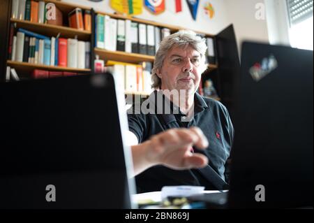 Ronny Zimmermann, Präsident des Badischen Fußball Verbands (Bad. FV) und Vizepräsident des Deutschen Fußballverbands (DFB) bei einer Videokonferenz in seinem Büro in Wiesloch. GES. / Fußball / Videokonferenz Ronny Zimmermann (Präsident Bad FV), 09.05.2020 Fußball / Fußball: Videokonferenz von Ronny Zimmermann (Präsident des Fußballverbandes Baden / Deutschland, Wiesloch, 9. Mai 2020 weltweit Stockfoto