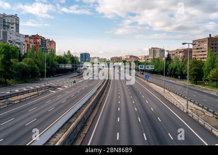 Madrid, Spanien - 28. April 2020: Leere M30-Autobahn in Madrid während der COVID-19 Stockfoto