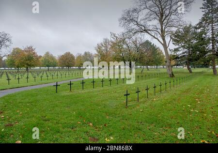 Neuville-St Vaast deutscher Kriegsfriedhof in der Nähe des Dorfes Neuville-Saint-Vaast in Nordfrankreich. Es gibt 44,833 Gräber des Ersten Weltkriegs deutschen Soldi Stockfoto