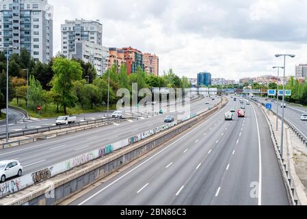 Madrid, Spanien - 28. April 2020: Leere M30-Autobahn in Madrid während der COVID-19 Stockfoto