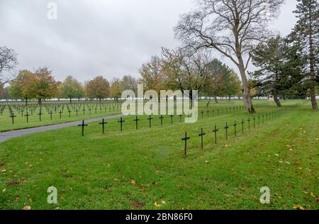 Neuville-St Vaast deutscher Kriegsfriedhof in der Nähe des Dorfes Neuville-Saint-Vaast in Nordfrankreich. Es gibt 44,833 Gräber des Ersten Weltkriegs deutschen Soldi Stockfoto