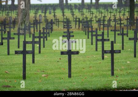 Neuville-St Vaast deutscher Kriegsfriedhof in der Nähe des Dorfes Neuville-Saint-Vaast in Nordfrankreich. Es gibt 44,833 Gräber des Ersten Weltkriegs deutschen Soldi Stockfoto