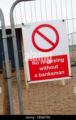 Ein Warnschild auf einer Baustelle mit der Aufschrift "kein Rückkehren ohne Bankmann", England, Großbritannien Stockfoto