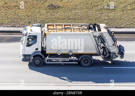 Recycling weiße LKW-Fahrten auf der Straße in der Stadt Stockfoto