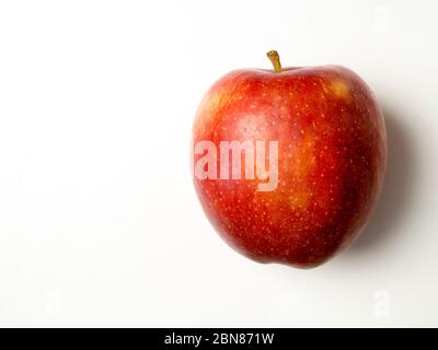 Ein einzelner braeburn Apfel auf weißem Hintergrund mit Kopierraum isoliert Stockfoto