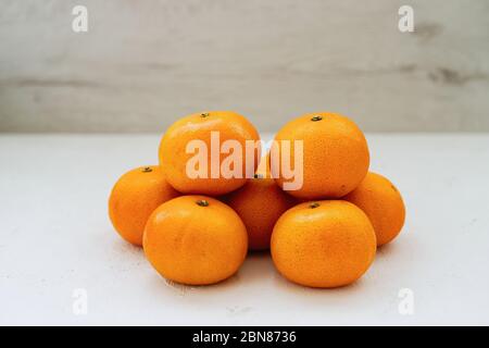 Stapel frischer saftiger Mandarinen auf EINEM Holztisch Stockfoto