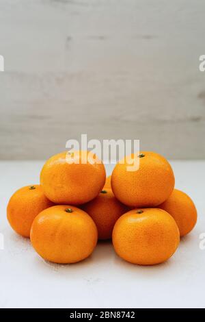 Stapel frischer saftiger Mandarinen auf EINEM Holztisch Stockfoto