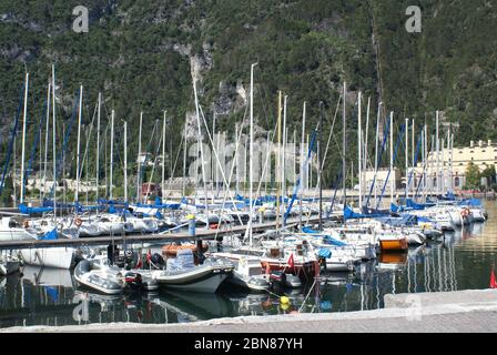 Yachten am Liegeplatz in Riva Del Garda, Gardasee, Italien Stockfoto