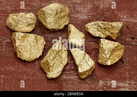 Mit Goldfarbe bemalte Steine, Fake Gold, von James D Coppinger/Dembinsky Photo Assoc Stockfoto