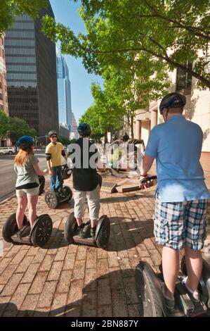 Touristen auf Segway PT zweirädrigen persönlichen Transporter bei Skulptur von Angelina Eberly feuern eine Kanone, Congress Avenue, Innenstadt Austin, Texas, USA Stockfoto