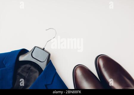 Frühlingsbekleidung und -Schuhe, chelsea Lederstiefel für Männer. Männlich klassische blaue Farbe modische Jacke auf Kleiderbügel. Leerzeichen Stockfoto