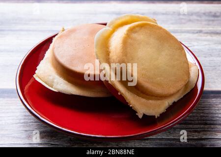 Red Bean Cake (Imagawayaki) ist ein japanisches Dessert und gefüllt mit süßer Azuki-Bohnenpaste Stockfoto
