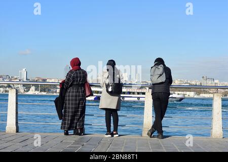 Istanbul, Türkei. Blick von Üsküdar auf die Skyline von Besiktas und Istanbul auf der europäischen Seite von Istanbul. Stockfoto