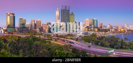 Perth. Panorama-Stadtbild der Skyline von Perth, Australien während der blauen Dämmerung. Stockfoto