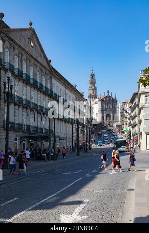 Torre dos Clerigos von der Rua Dos Clerigos in Porto, Portugal Stockfoto