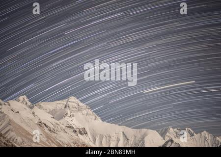 (200513) -- MOUNT QOMOLANGMA BASISLAGER, 13. Mai 2020 (Xinhua) -- die Fotomontage vom 23. April 2020 um 48:30 Uhr bis zum 1. Mai 2020 um 0:23 Uhr zeigen Sternspuren über dem Berg Qomolangma. (Xinhua/Sun Fei) Stockfoto