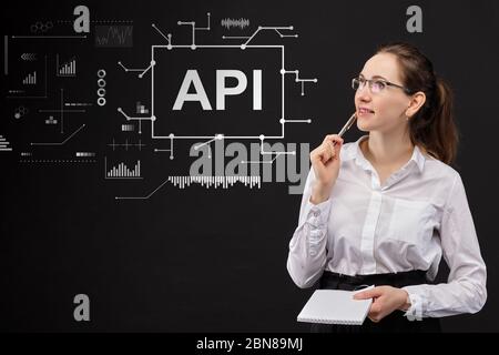 Concept API Business Girl sieht abstrakte Grafiken. Nahaufnahme. Stockfoto