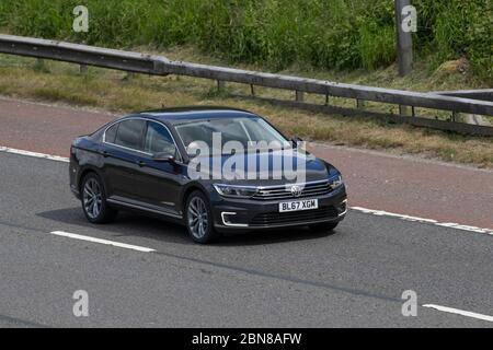 2018 schwarz VW Volkswagen Passat GTE S-A; Fahrzeugverkehr Fahrzeuge bewegen, Fahrzeug auf britischen Straßen fahren, Motoren, Fahren auf der Autobahn M6 Stockfoto