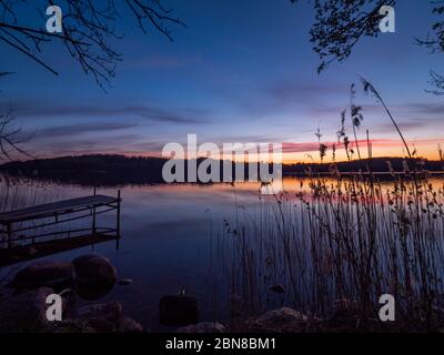 Erstaunlicher Sonnenuntergang, mit schönen Himmelsreflexen im Wasser des Hancza Sees. Suwalski Landschaftspark, Podlaskie, Polen Stockfoto