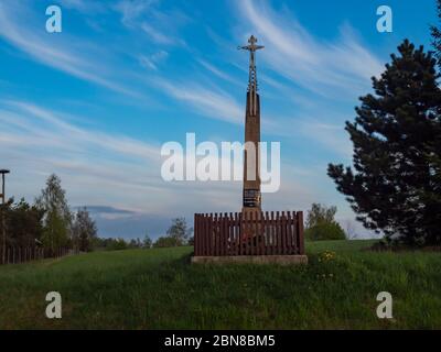 Historische Straßenüberquerung in Blaskowizna Dorf, neben Hancza See. Suwalski Landschaftspark, Podlaskie, Polen Stockfoto