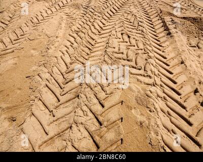 Radspuren im feinen Sand des warmen goldenen Strandes von Piscinas, dem größten Naturstrand Europas Stockfoto