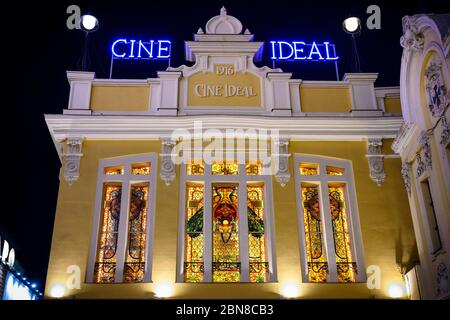 Das Yelmo Cine ist eines der ältesten Kinos Madrids um 1916. Mit staind Glasfenstern, die der Casa Maumejean Fabrik, Calle del Doctor zugeschrieben werden Stockfoto