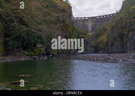 Diablo-Staudamm, Teil des Wasserkraftprojekts Skagit River im North Cascades Mountain, Whatcom County, USA. Stockfoto