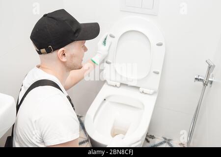 Klempner Installation WC-Schüssel in der Toilette, Arbeit im Bad Stockfoto