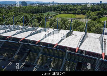 Karlsruhe, Deutschland. September 2017. Blick über die Dachkonstruktion der Hauptstände auf dem Platz und den Sekundär- und Trainingsbereichen. Drohnenaufnahme der Baustelle am Wildparkstadion Karlsruhe. GES/Football/2. Bundesliga Karlsruher SC Wildpark Stadion, 12. Mai 2020 Fußball/Fußball: 2. Deutsche Bundesliga: Karlsruher SC Stadion, Karlsruhe, 12. Mai 2020 Dronesicht über KSC-Wildpark Stadion im Bau. Kredit: dpa/Alamy Live News Stockfoto