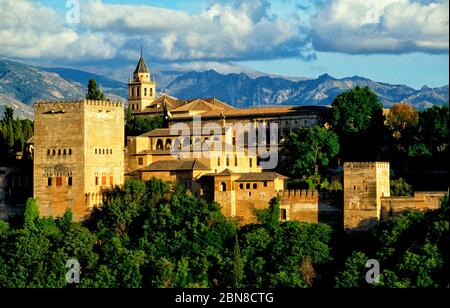 Die Alhambra und Sierra Nevada im Hintergrund, vom Aussichtspunkt San Nicolas, Granada aus gesehen. Andalusien, Spanien. Stockfoto