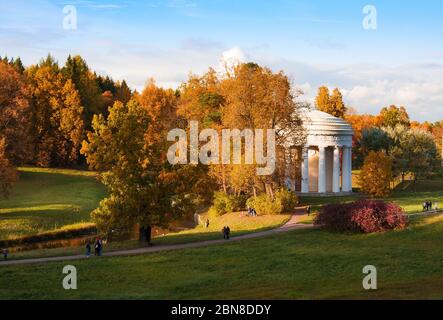 Tempel der Freundschaft am Ufer des Flusses Slawyanka im farbenfrohen Herbst. Pavlowsk. Russland. Mehr als eineinhalb Millionen Menschen besuchen jährlich den Park. Stockfoto