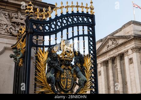 Nahaufnahme der Eingangstore, die zum Buckingham Palace, London, England, führen Stockfoto