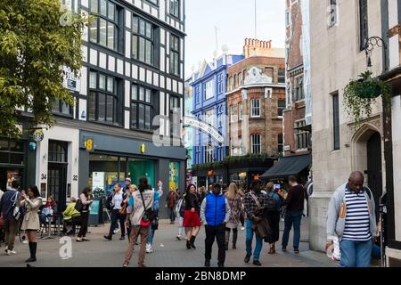 Touristen und Einheimische mischen sich auf der Carnaby Street, Soho, London, Großbritannien Stockfoto