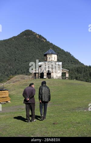 Kaukasus, Georgien, Tusheti Region, Shenako. Zwei Freunde gehen zur Kirche in Shenako. Stockfoto