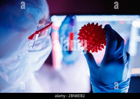 Analyse Anzahl der infizierten Menschen in China und der Welt von Virus, Arzt in schützenden chemischen Anzug mit Atemschutzcomputer im Labor Stockfoto